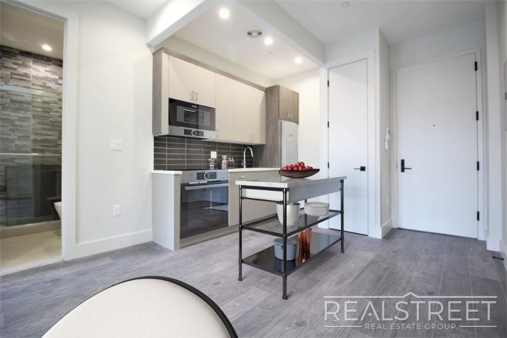 697 Dekalb Ave #4R - Photo 2 of 6