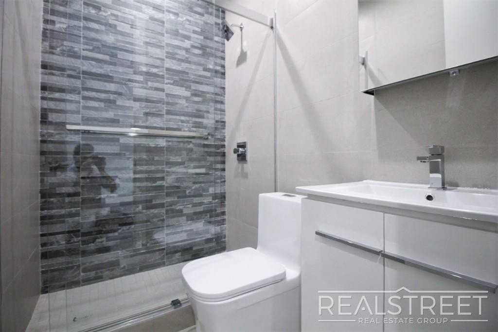 697 Dekalb Ave #4R - Photo 4 of 6