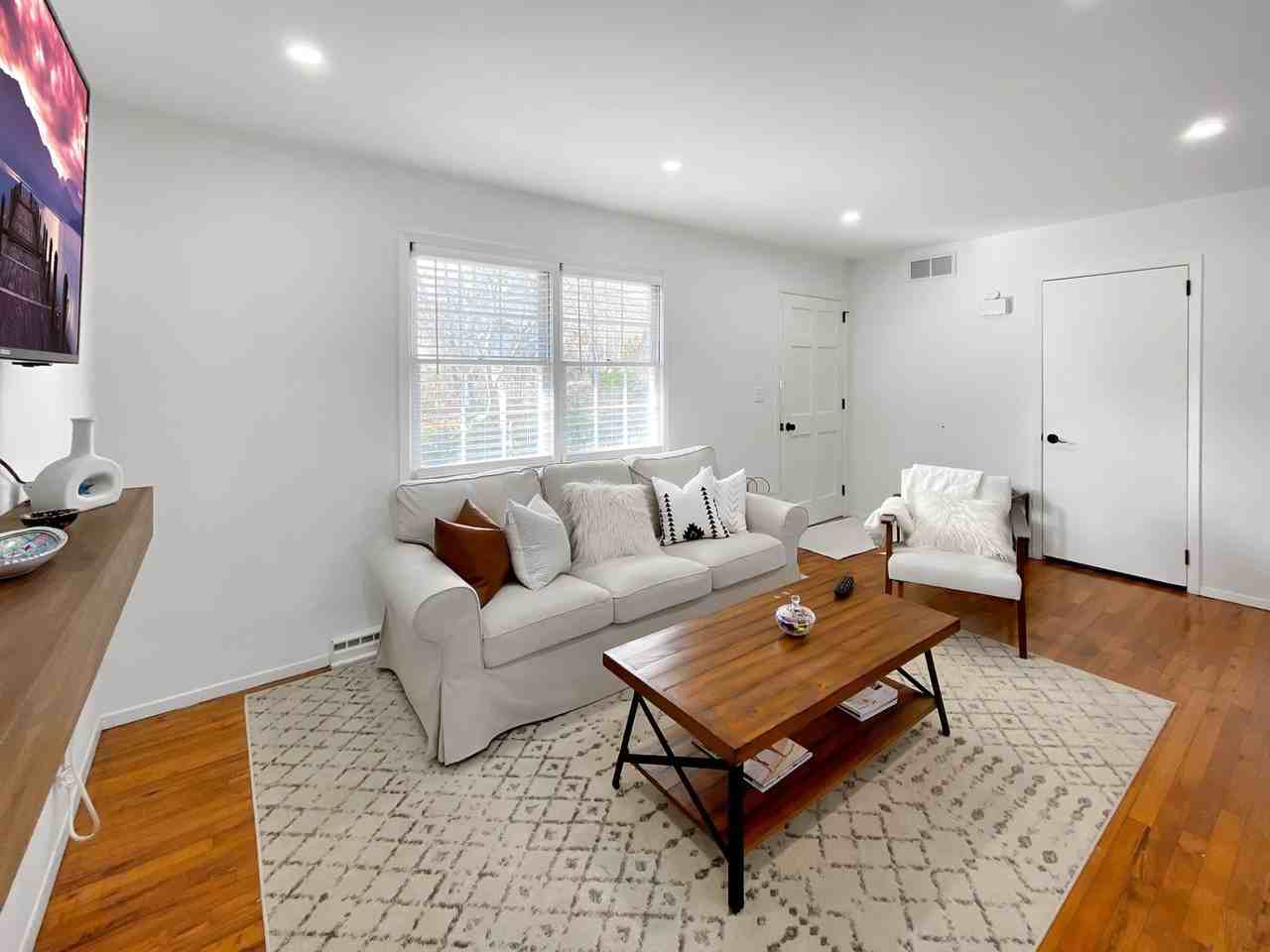 18 Old Riverhead Rd - Photo 3 of 15