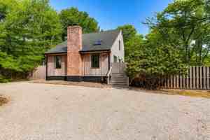 featured image of 33 Woodbine Dr