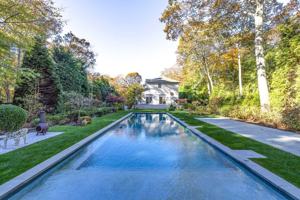 featured image of 7 Spring Close Ln