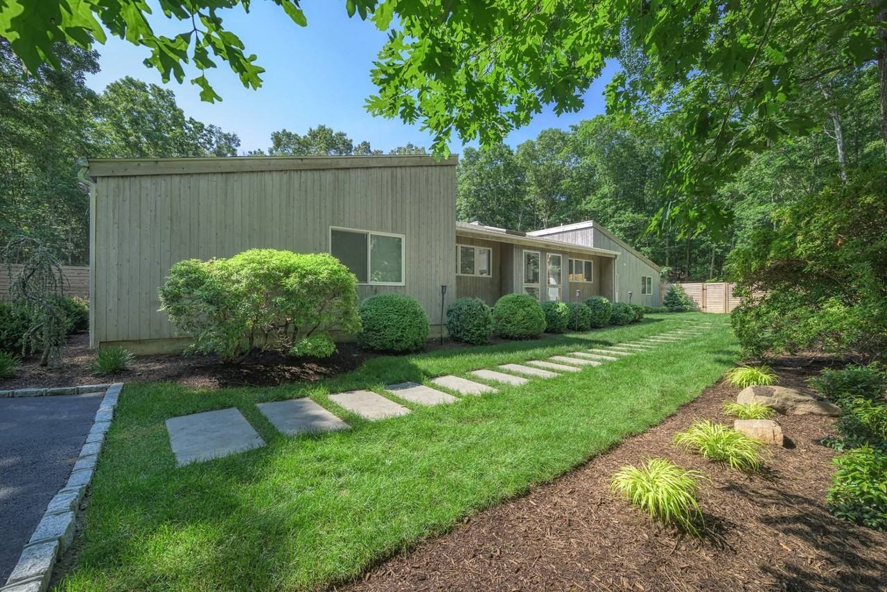 1646 Noyack Rd - Photo 2 of 24