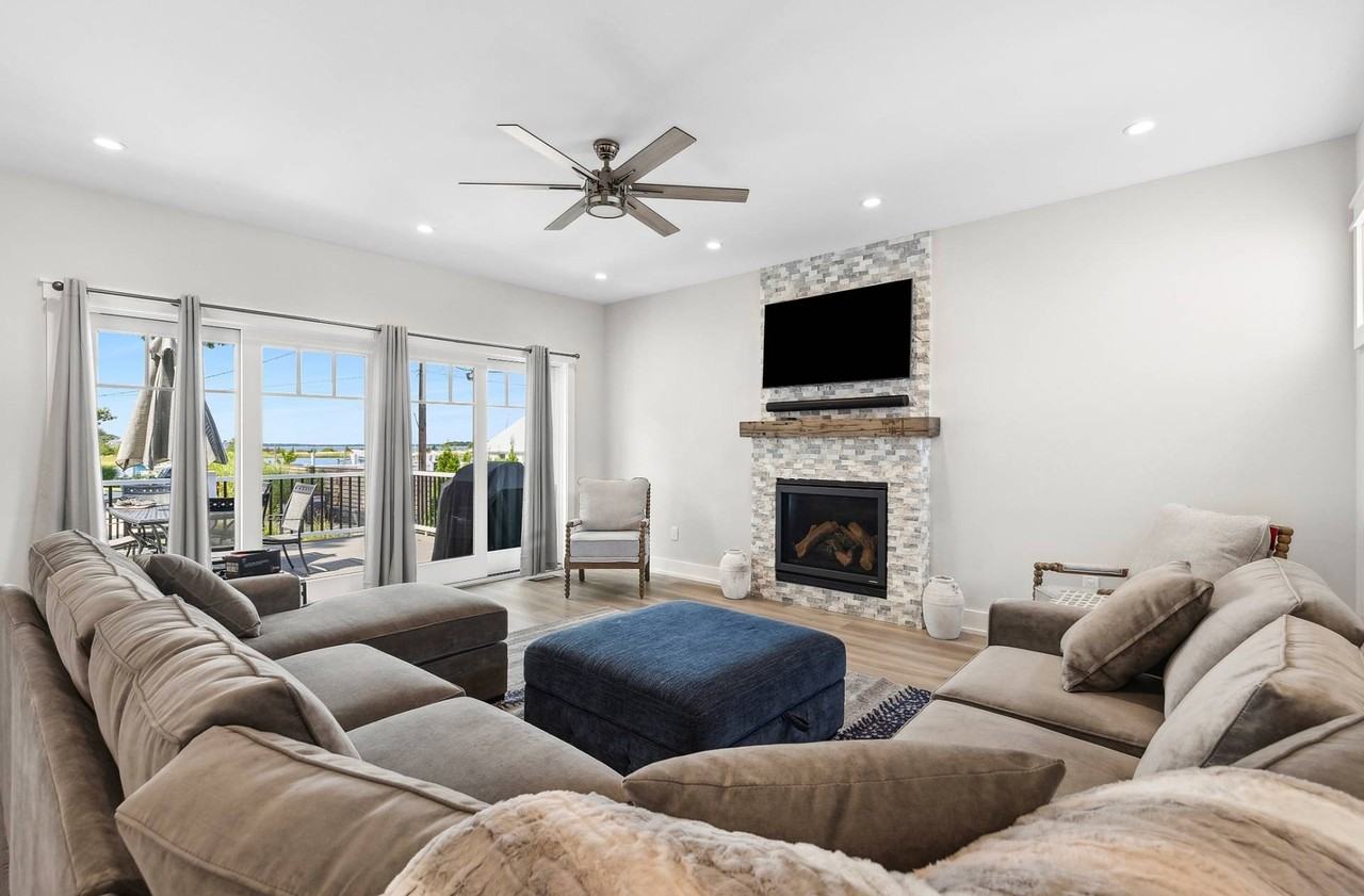 47 Pine Neck Ave - Photo 2 of 19