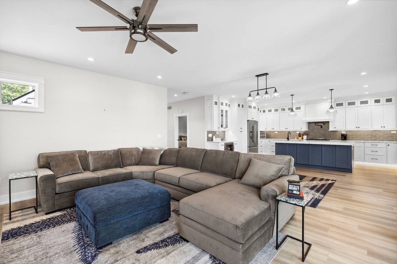 47 Pine Neck Ave - Photo 3 of 19