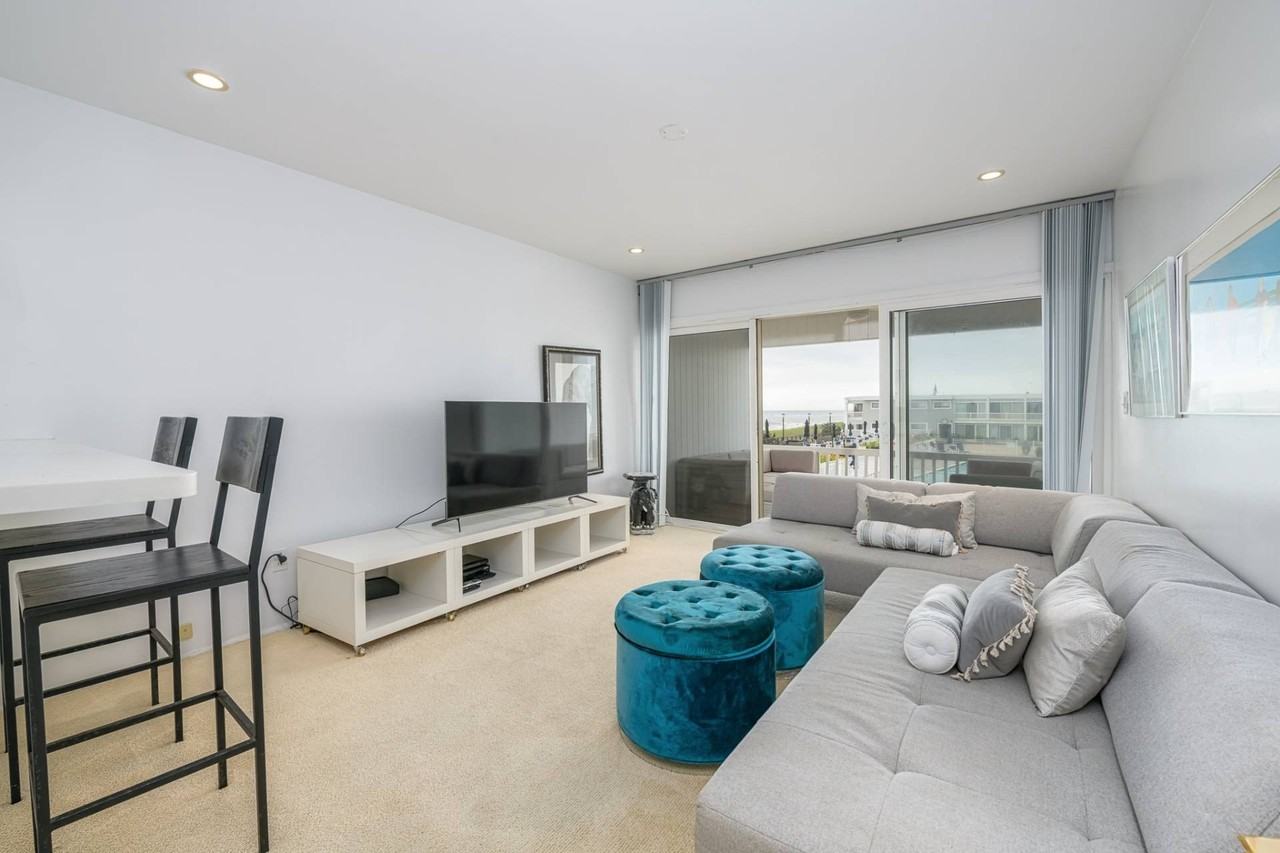585 Dune Rd - Photo 2 of 17