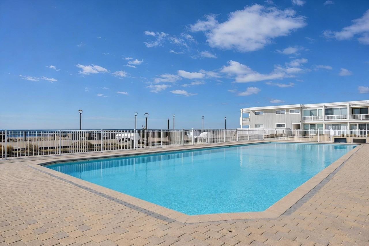 585 Dune Rd - Photo 4 of 17