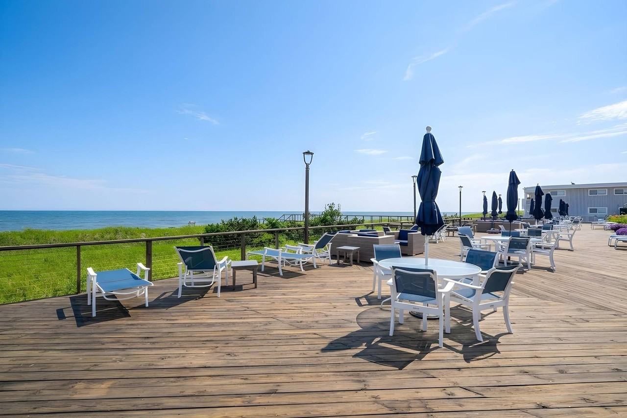 585 Dune Rd - Photo 5 of 17
