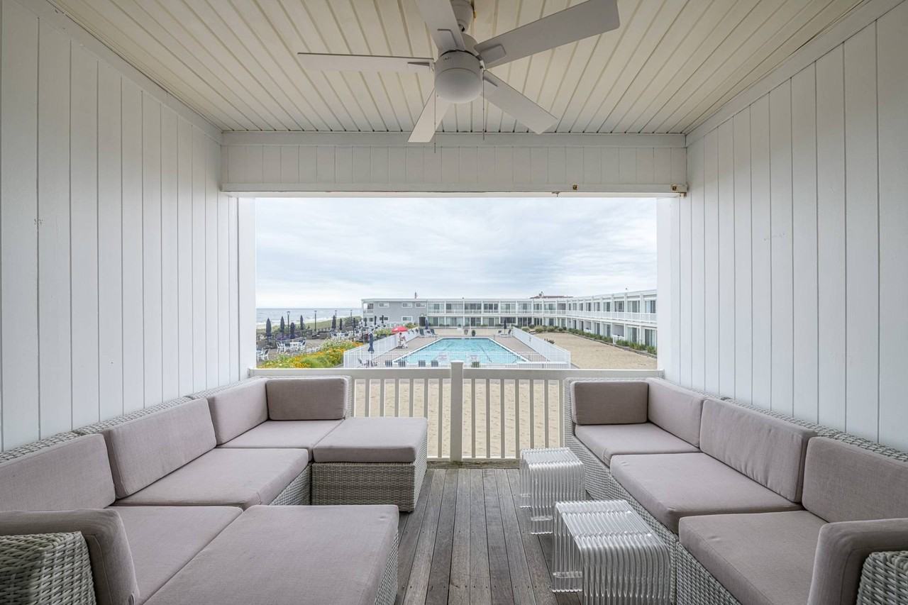 585 Dune Rd - Photo 6 of 17