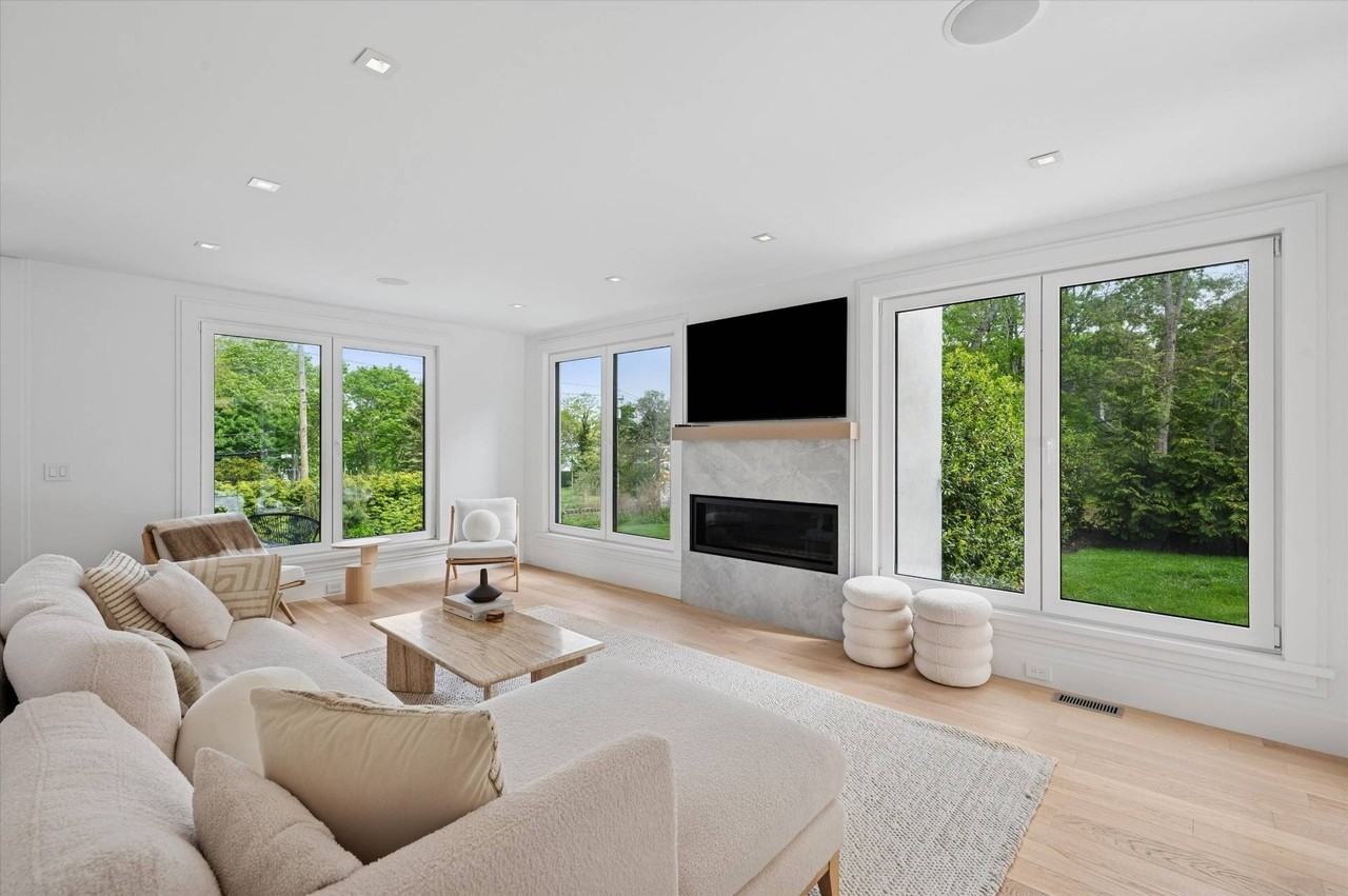 28 Canoe Place Rd - Photo 6 of 30