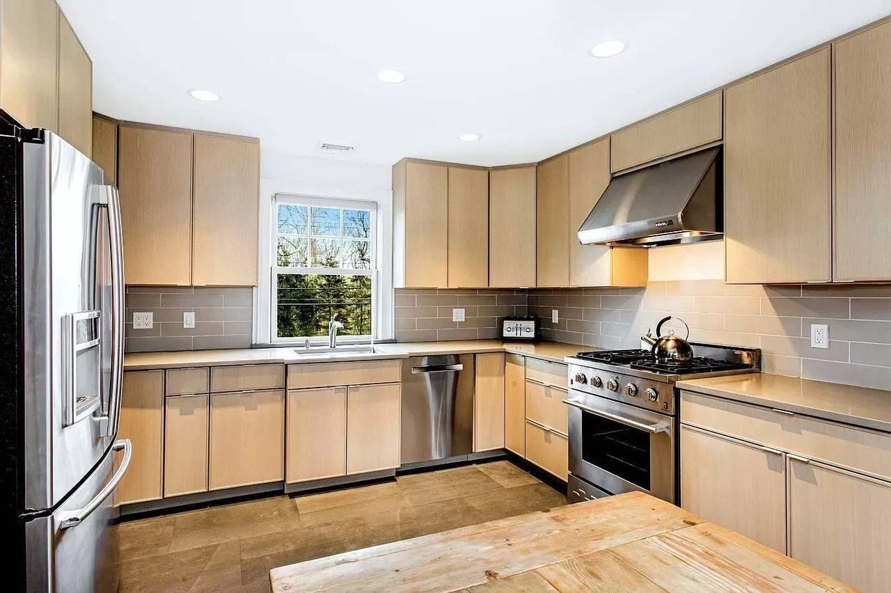 3752 Noyack Rd - Photo 4 of 16