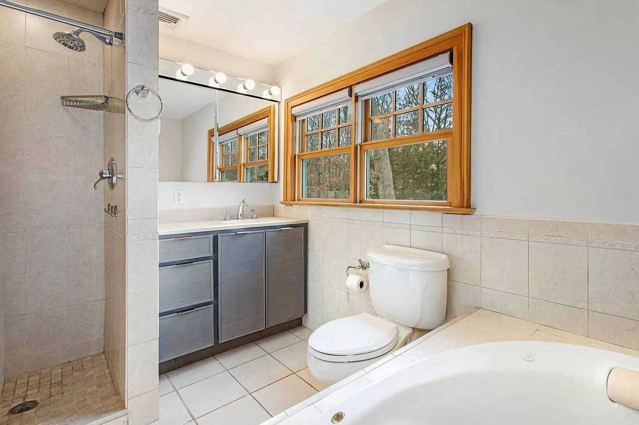 3752 Noyack Rd - Photo 7 of 16