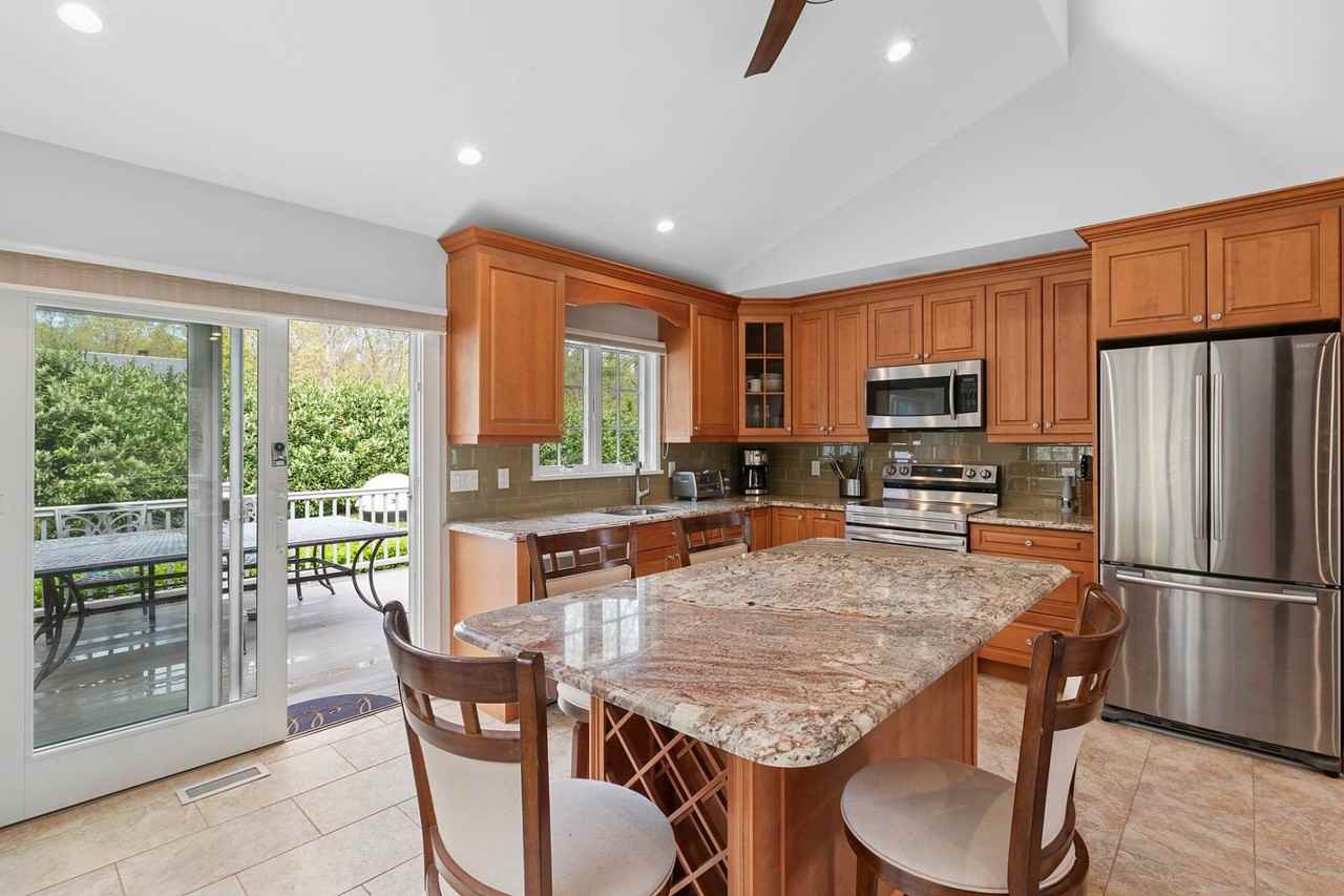 60 Cedar Dr - Photo 4 of 11