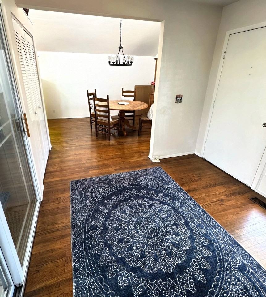 104 Monroe Dr - Photo 2 of 16