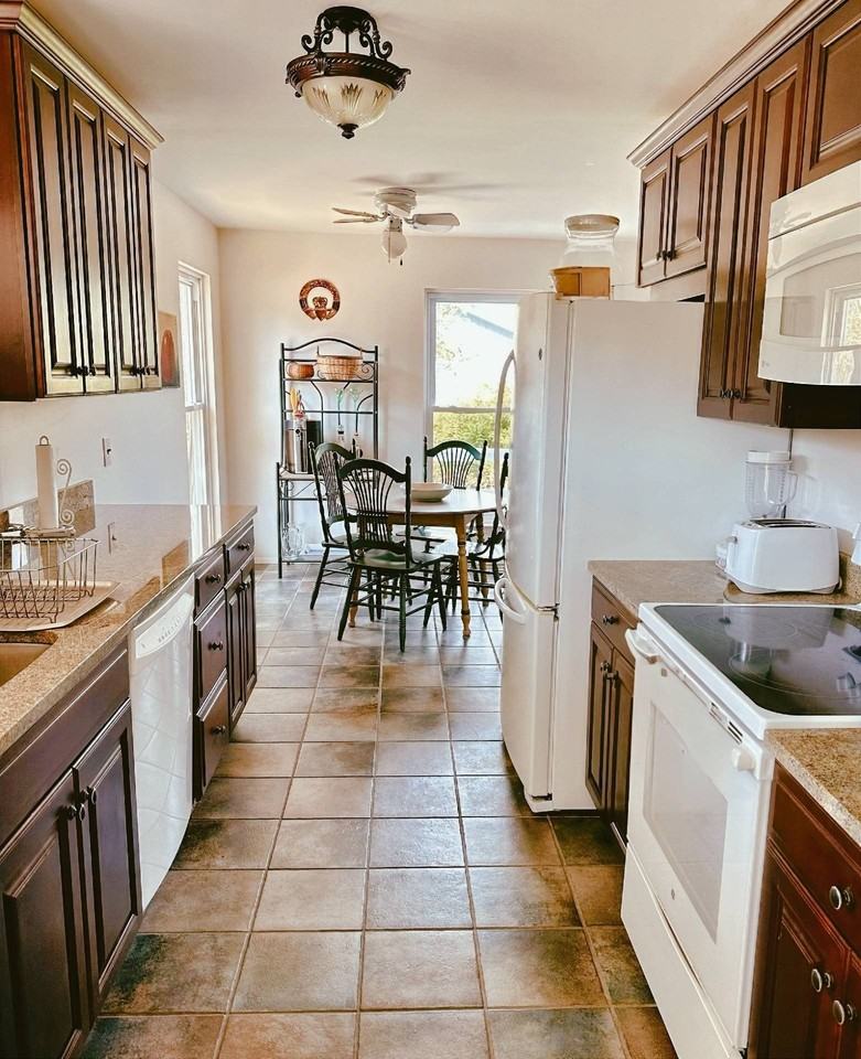 104 Monroe Dr - Photo 3 of 16