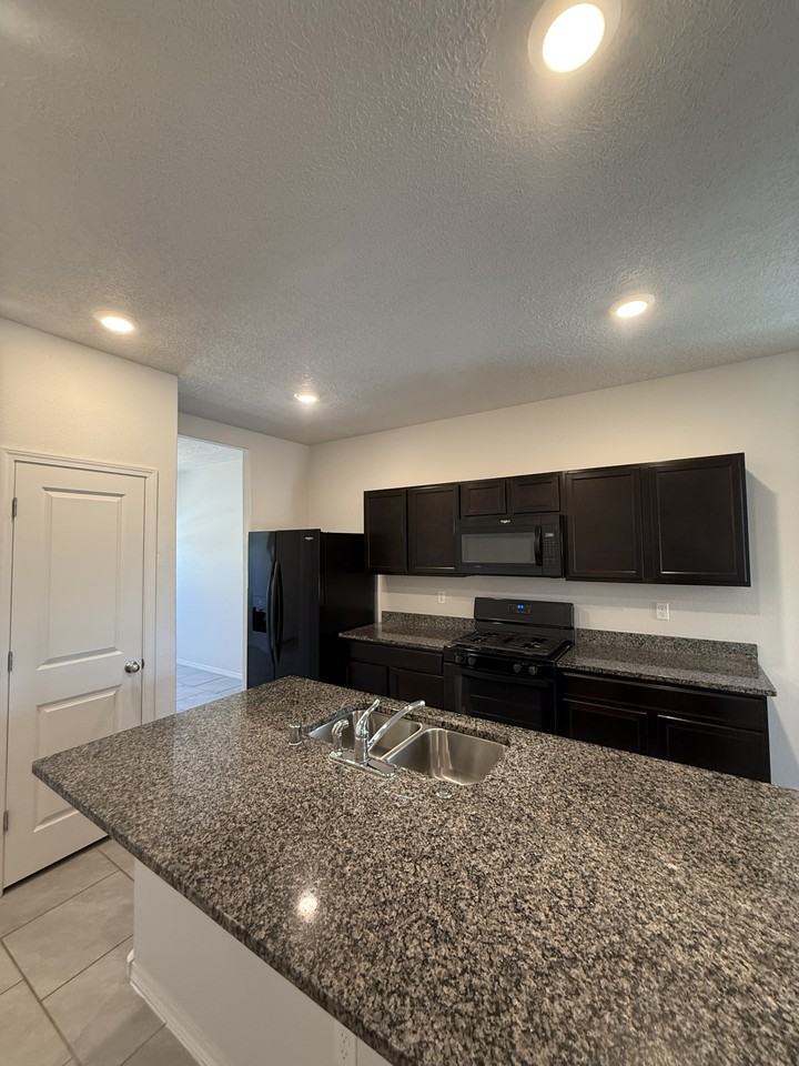 2116 Solitaire St Ne #1 - Photo 5 of 38