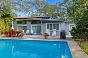 featured image of 7 Crows Nest Ln