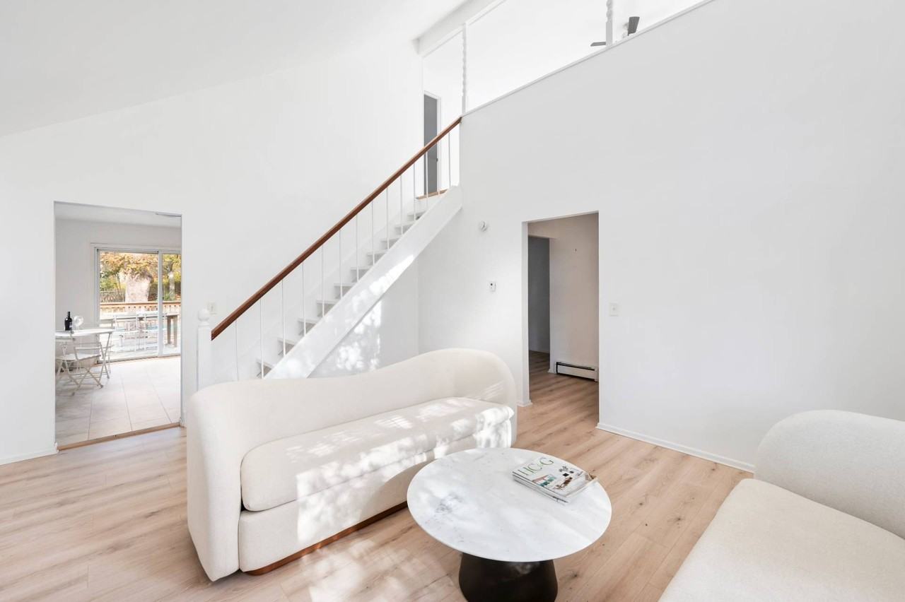 16 Peconic Cres - Photo 2 of 13