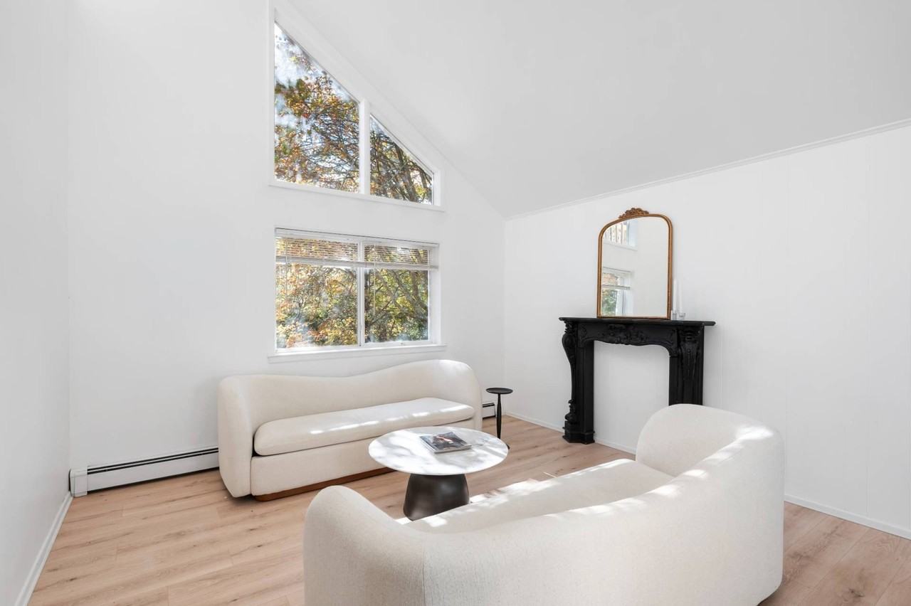 16 Peconic Cres - Photo 3 of 13