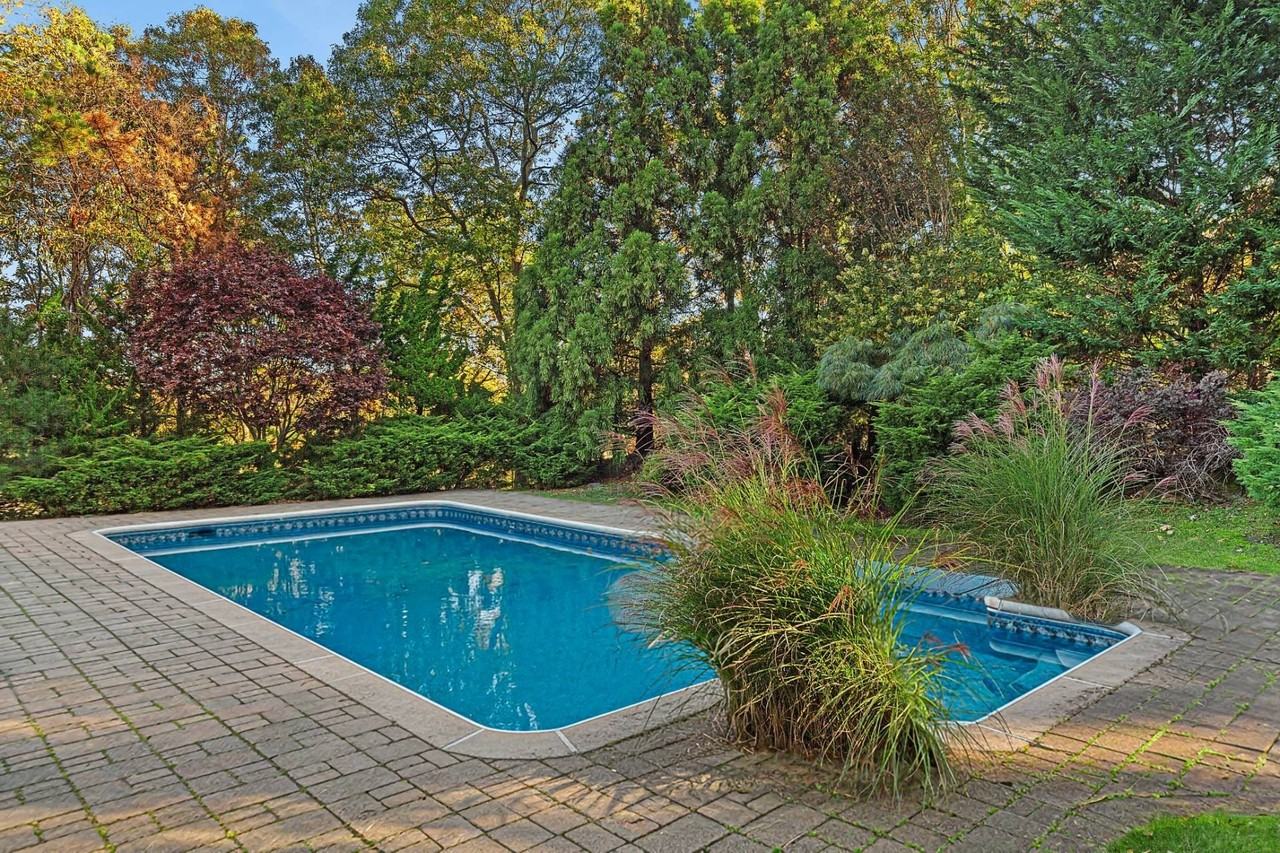 588 Pleasure Dr - Photo 2 of 14