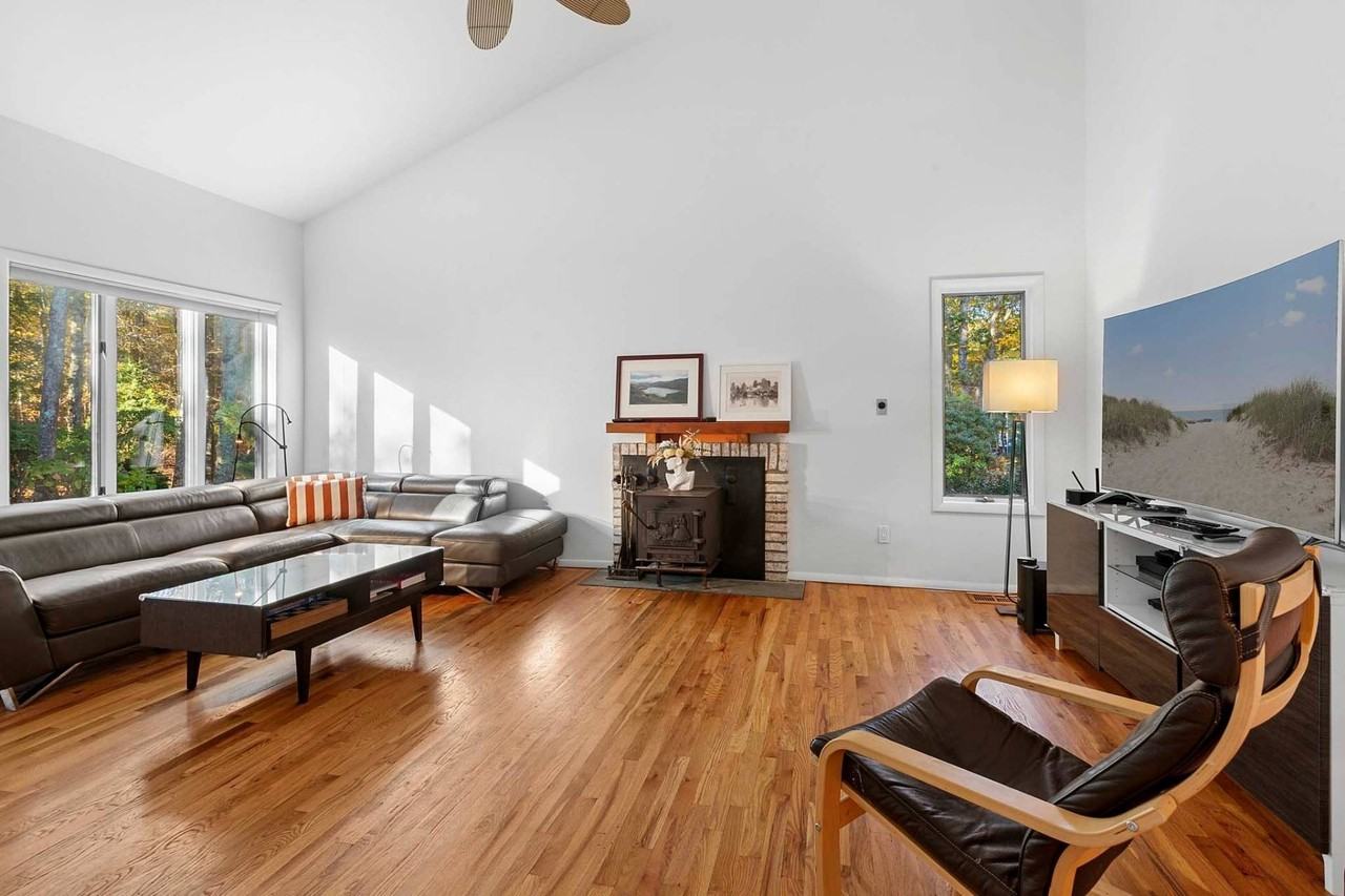 588 Pleasure Dr - Photo 4 of 14