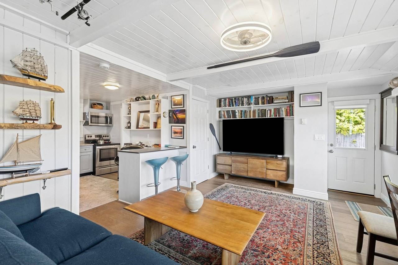 1840 N Sea Rd - Photo 3 of 7