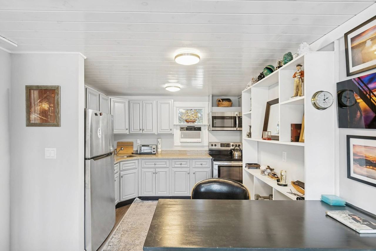 1840 N Sea Rd - Photo 5 of 7