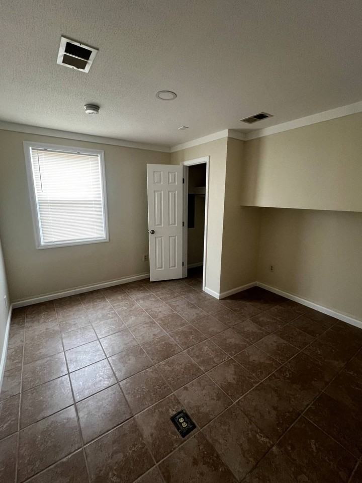 551 N Lee Ave - Photo 4 of 13