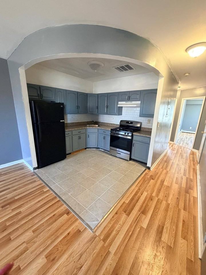 392 Montauk Ave #2 - Photo 4 of 20