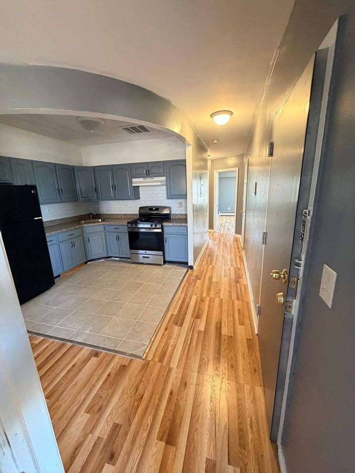 392 Montauk Ave #2 - Photo 5 of 20
