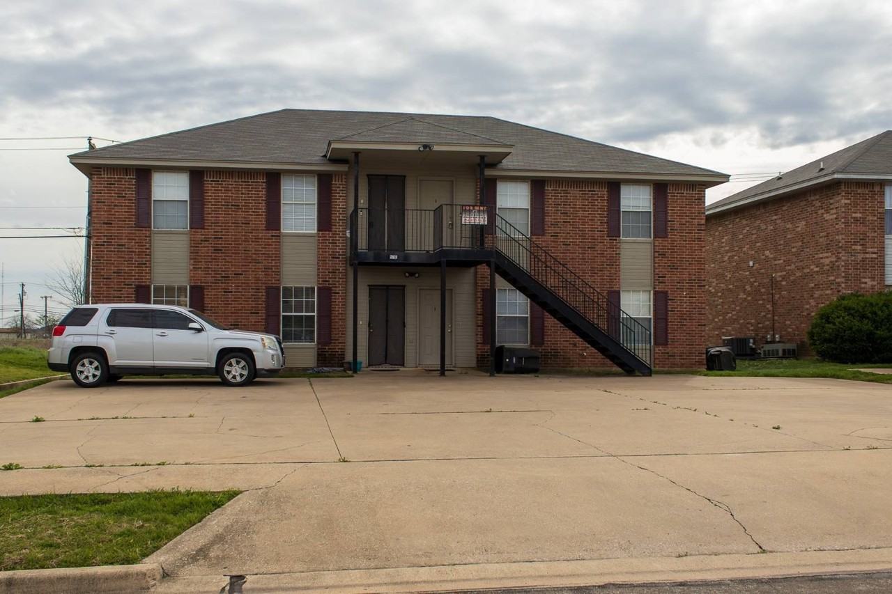 5710 Greengate Dr - Photo 2 of 20