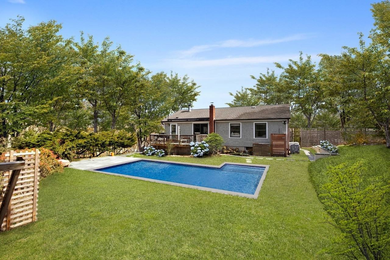 505 Wainscott Nw Rd - Photo 2 of 10