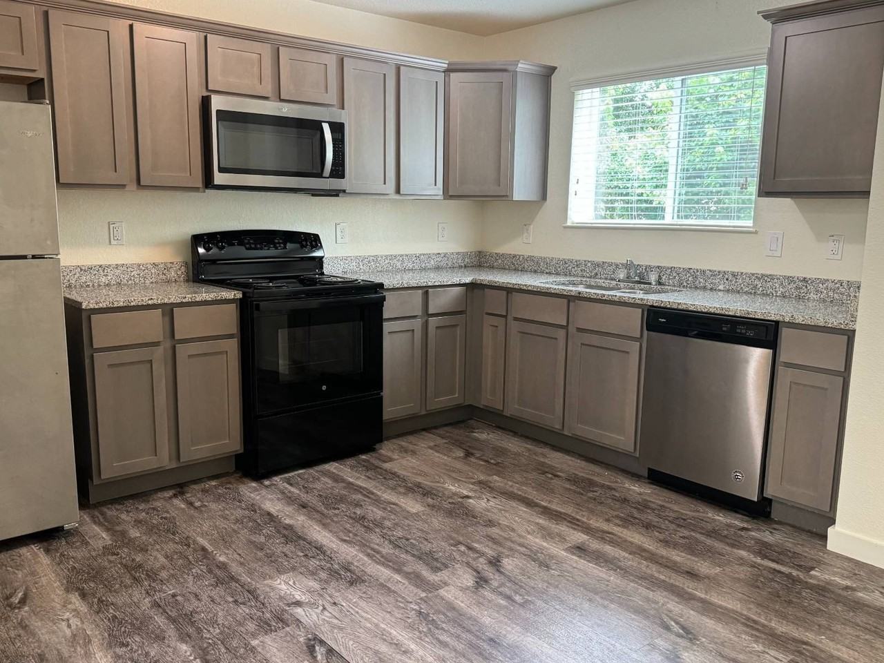 21155 Gosling Rd - Photo 4 of 9