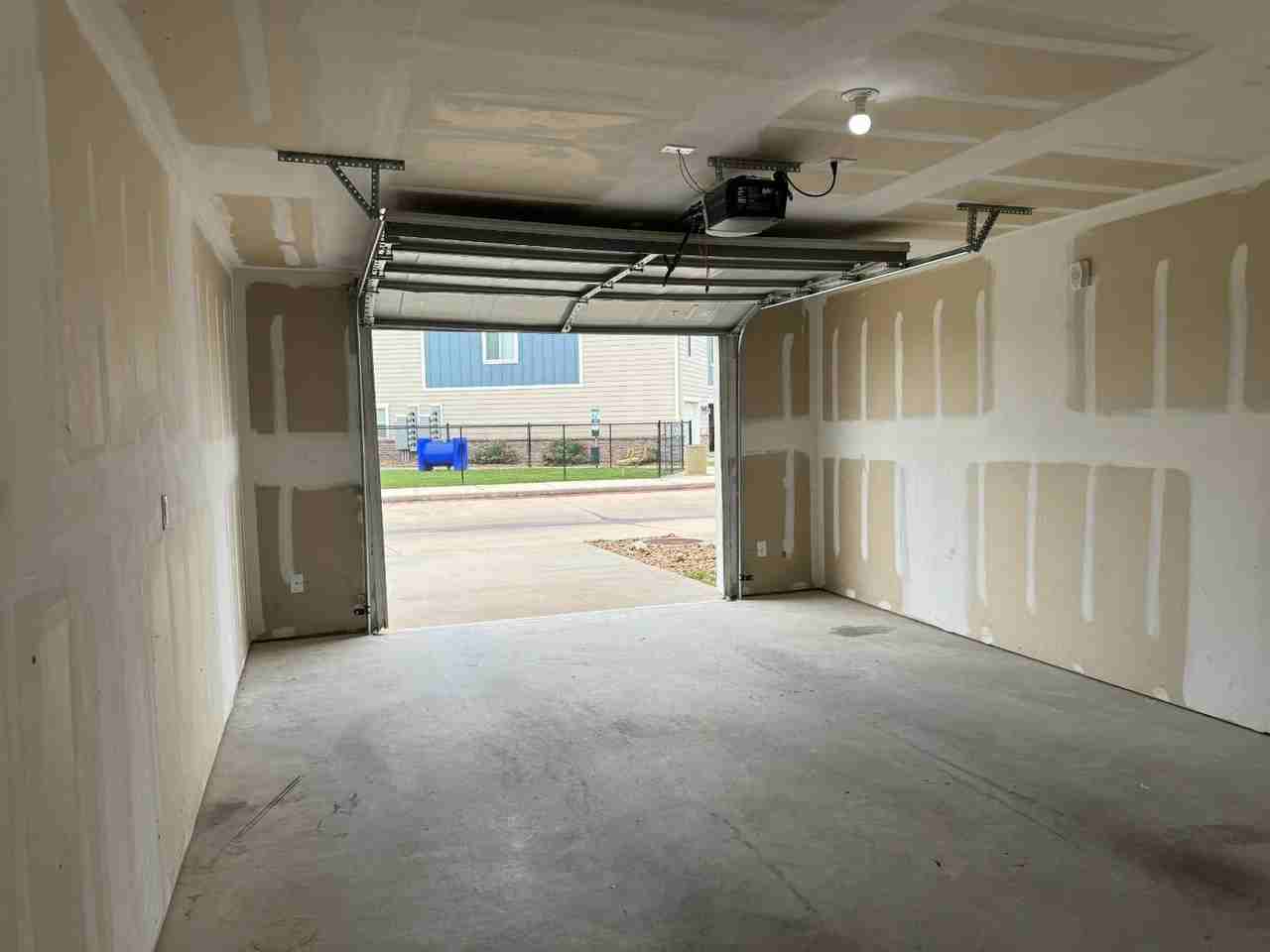 21155 Gosling Rd - Photo 7 of 9