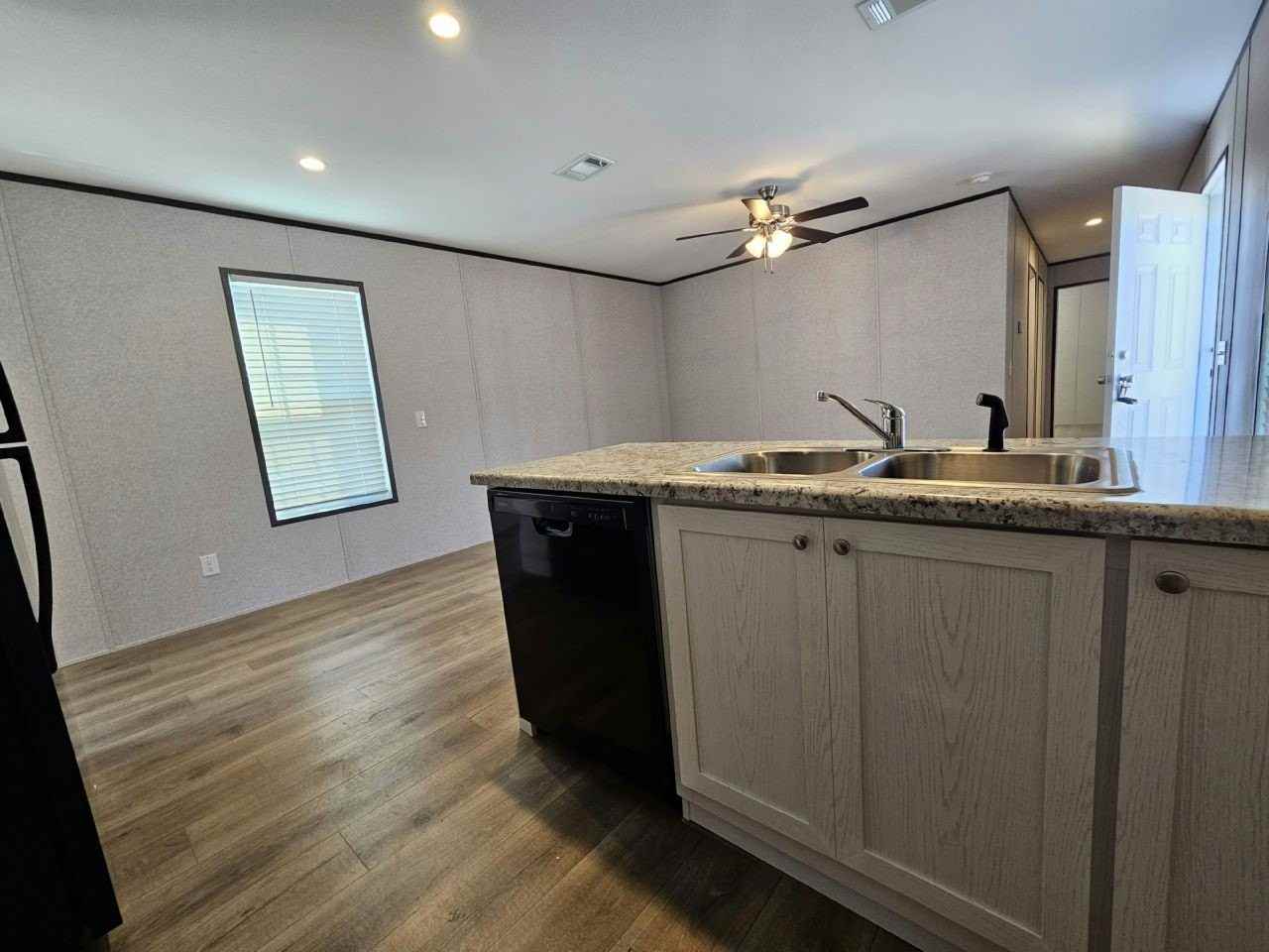 527 Suwanee Dr #2027 - Photo 3 of 10
