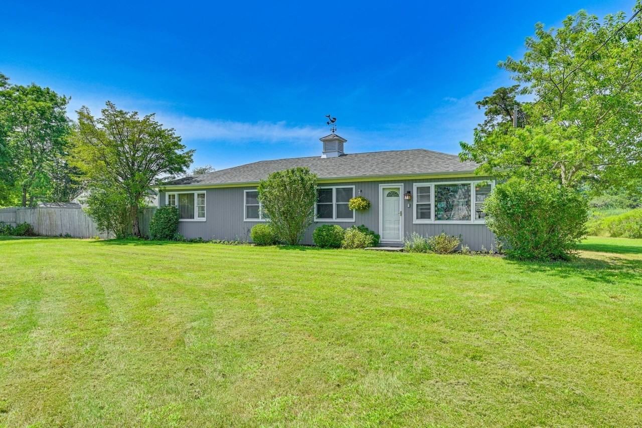 25 Seatuck Ln - Photo 4 of 19