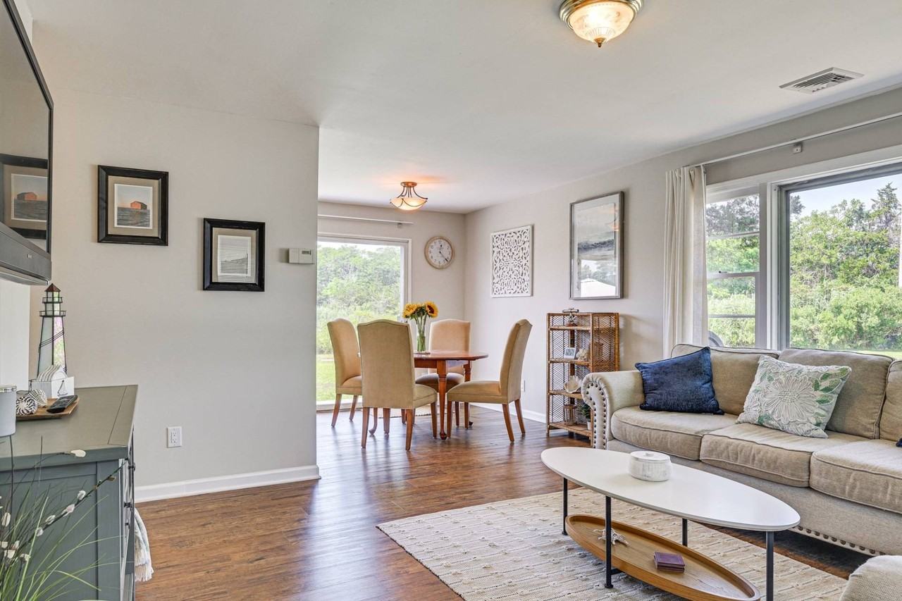 25 Seatuck Ln - Photo 5 of 19