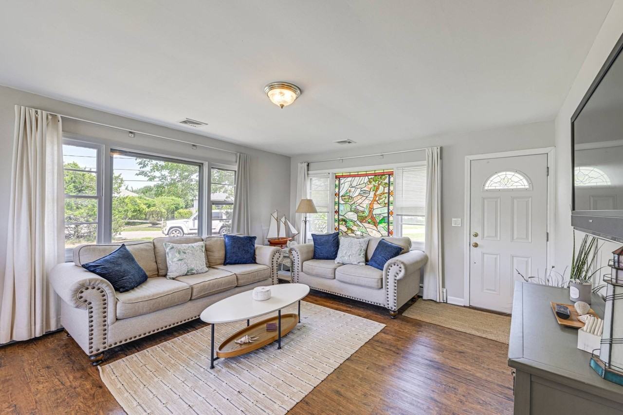25 Seatuck Ln - Photo 6 of 19