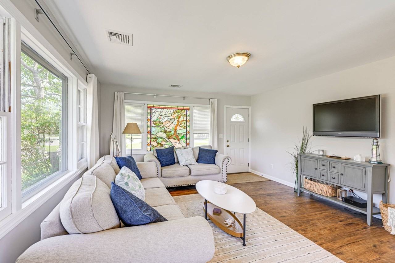 25 Seatuck Ln - Photo 7 of 19
