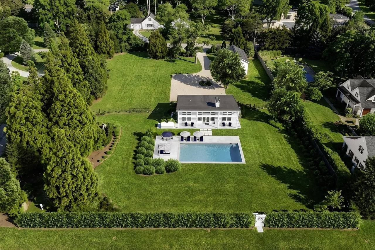 Peconic Ave - Photo 4 of 20