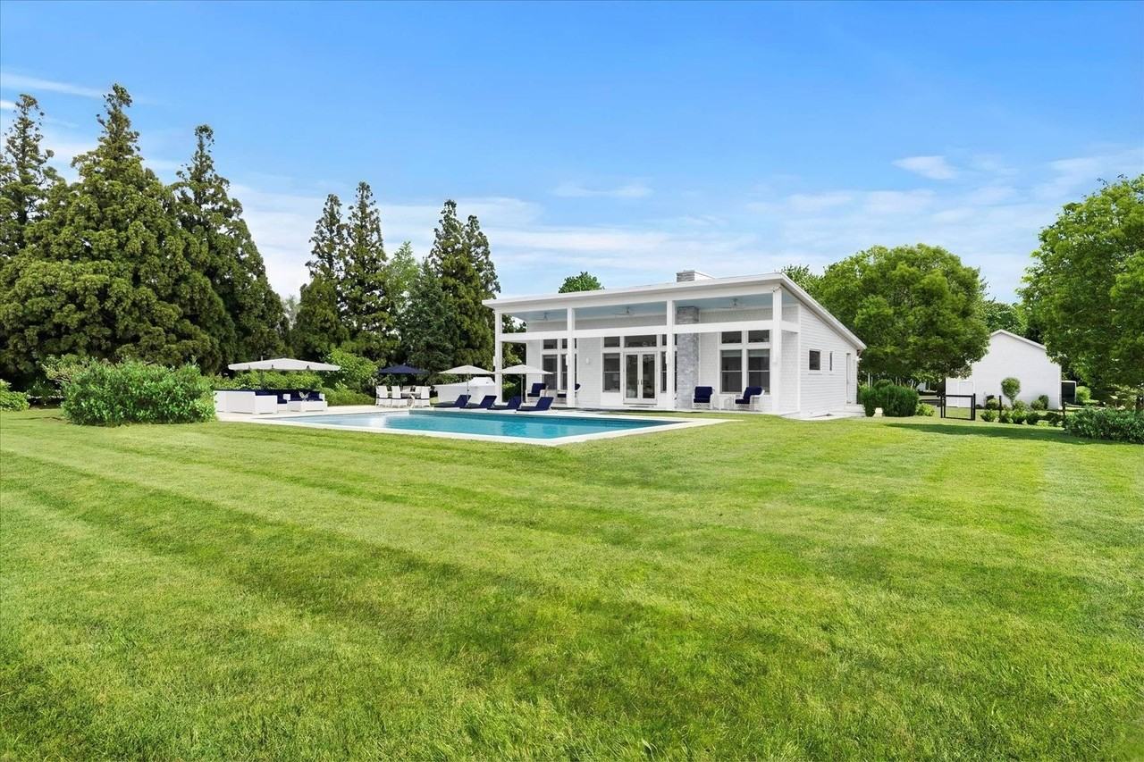 Peconic Ave - Photo 5 of 20