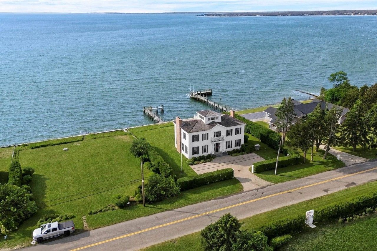 Peconic Ave - Photo 3 of 30