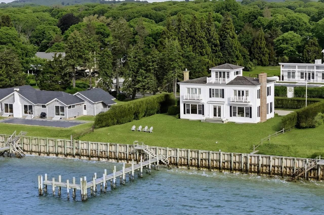 Peconic Ave - Photo 4 of 30
