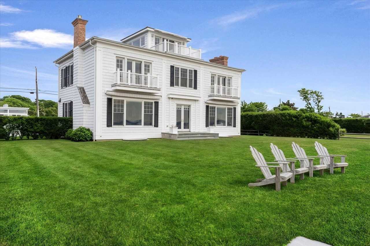Peconic Ave - Photo 6 of 30