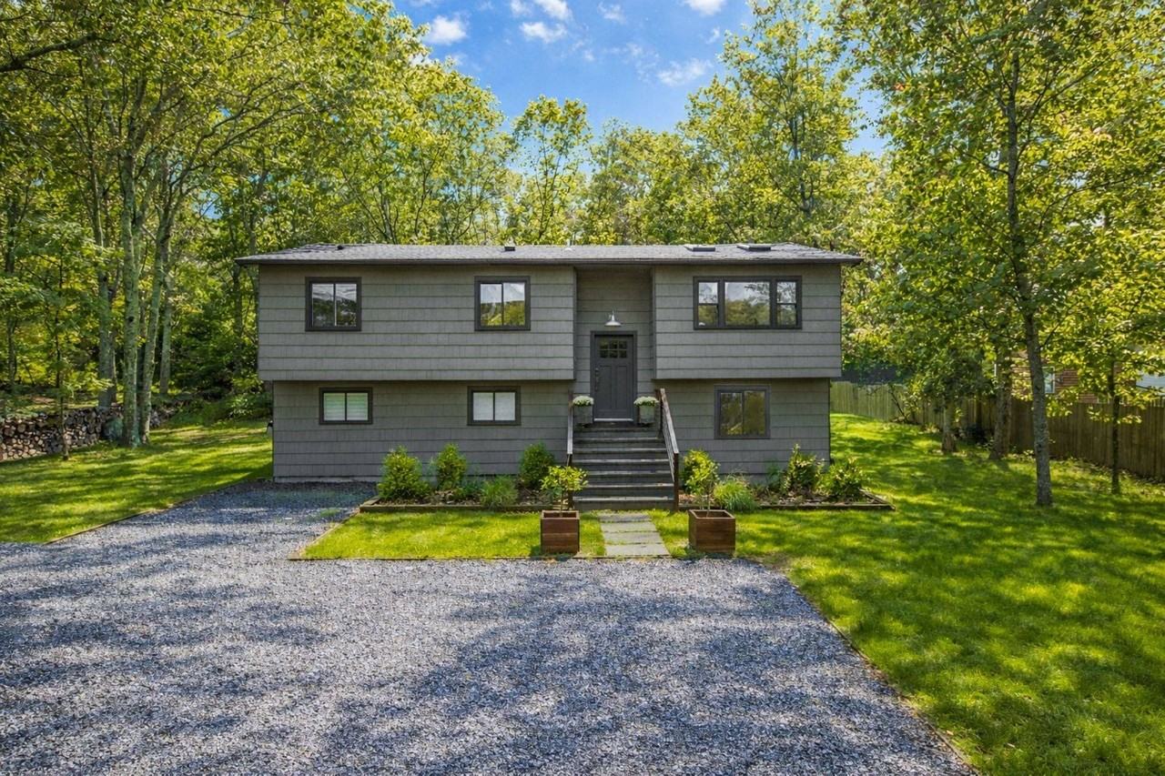 2347 Noyack Rd - Photo 4 of 24