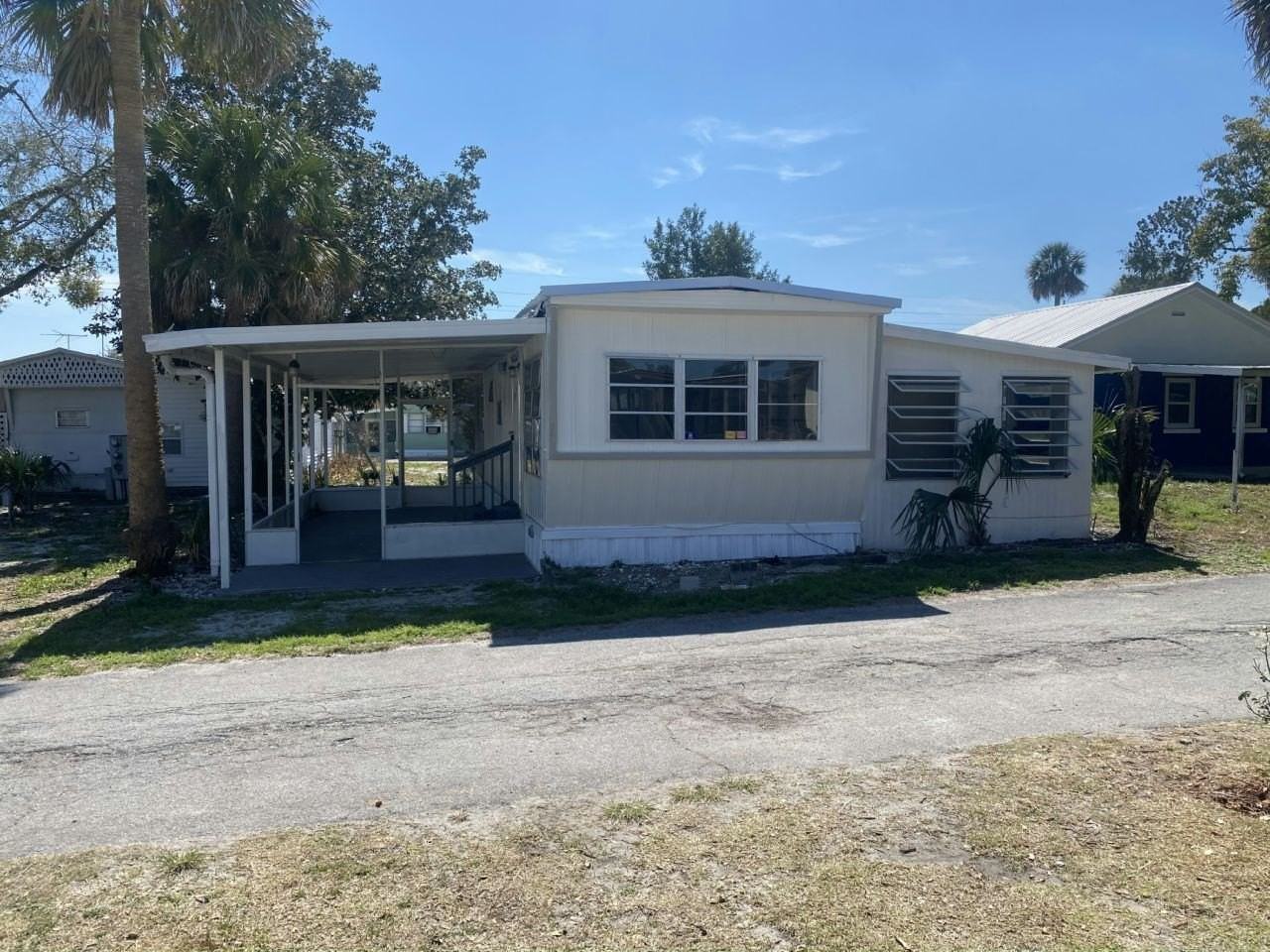 1 Circle Dr #1