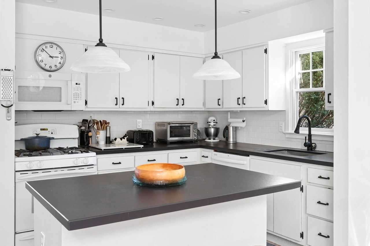 135 Wooley St - Photo 4 of 10