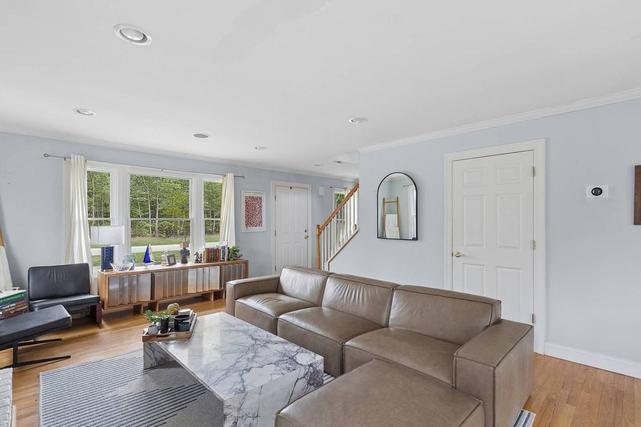 687 Accabonac Rd - Photo 4 of 17