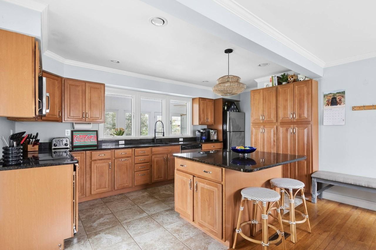 687 Accabonac Rd - Photo 5 of 17