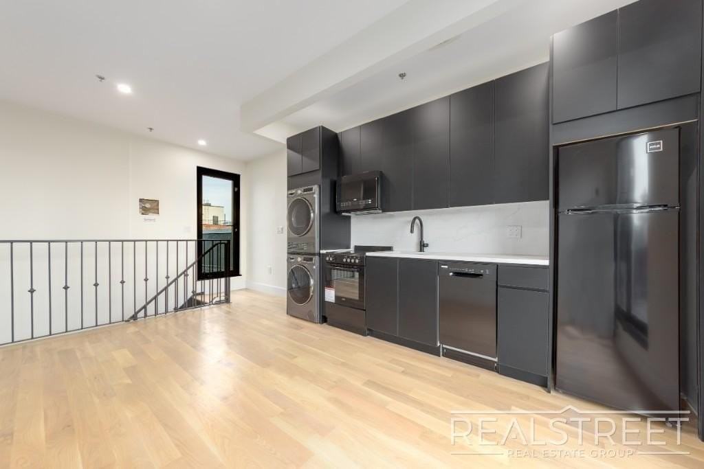 1410 Lincoln Pl #PH - Photo 4 of 13