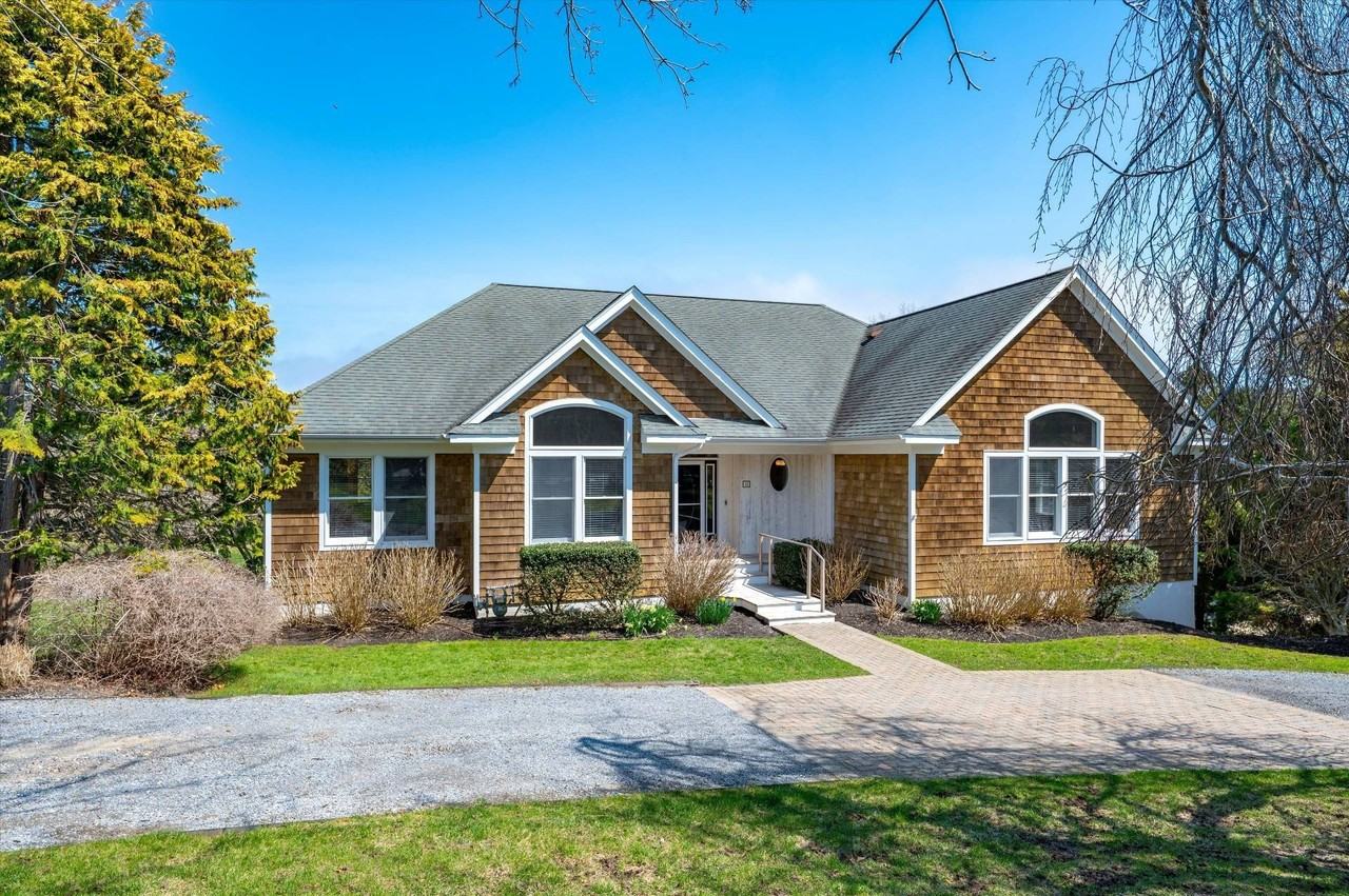 10 Peconic View Ct - Photo 2 of 20